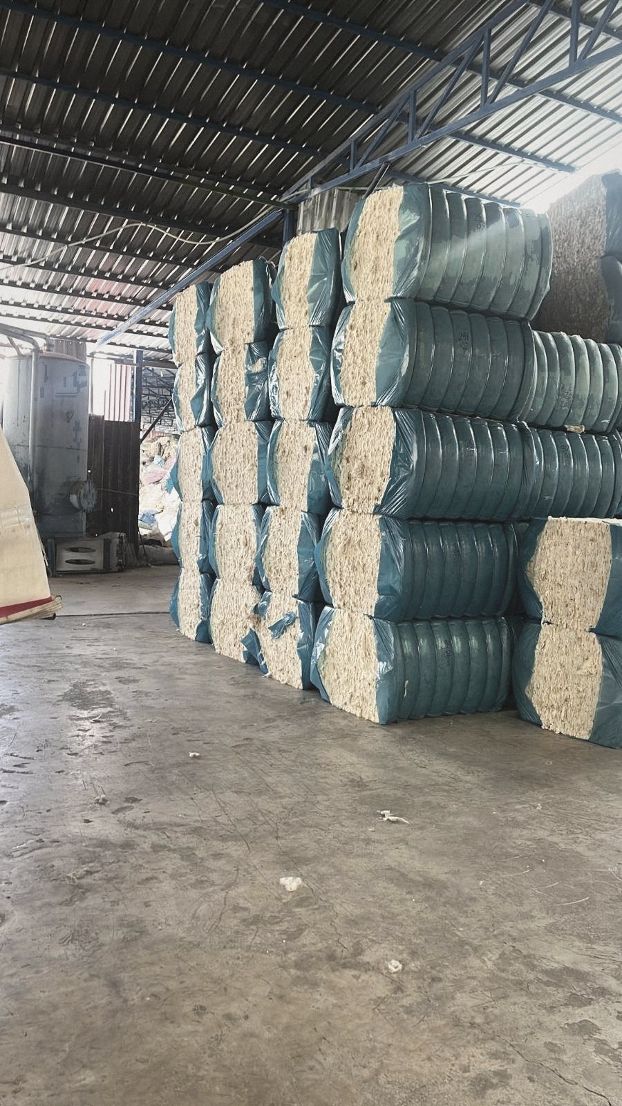 Hàng kiện lông cừu bọc màng xanh trong kho Dermax.